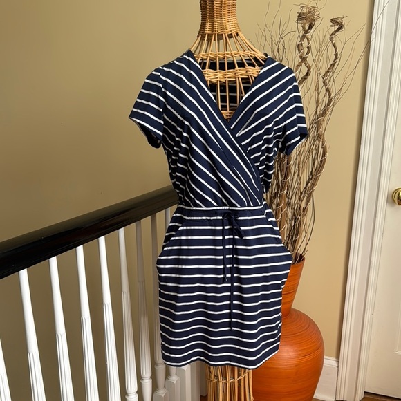 Vineyard Vines Dresses & Skirts - Vineyard vines blue and white stripes dress